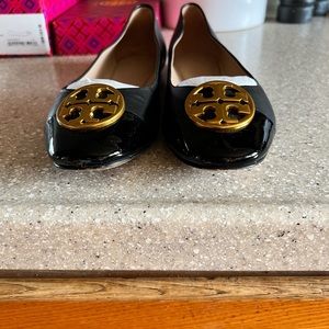 Tory Burch Chelsea Cap toe black ballet flats